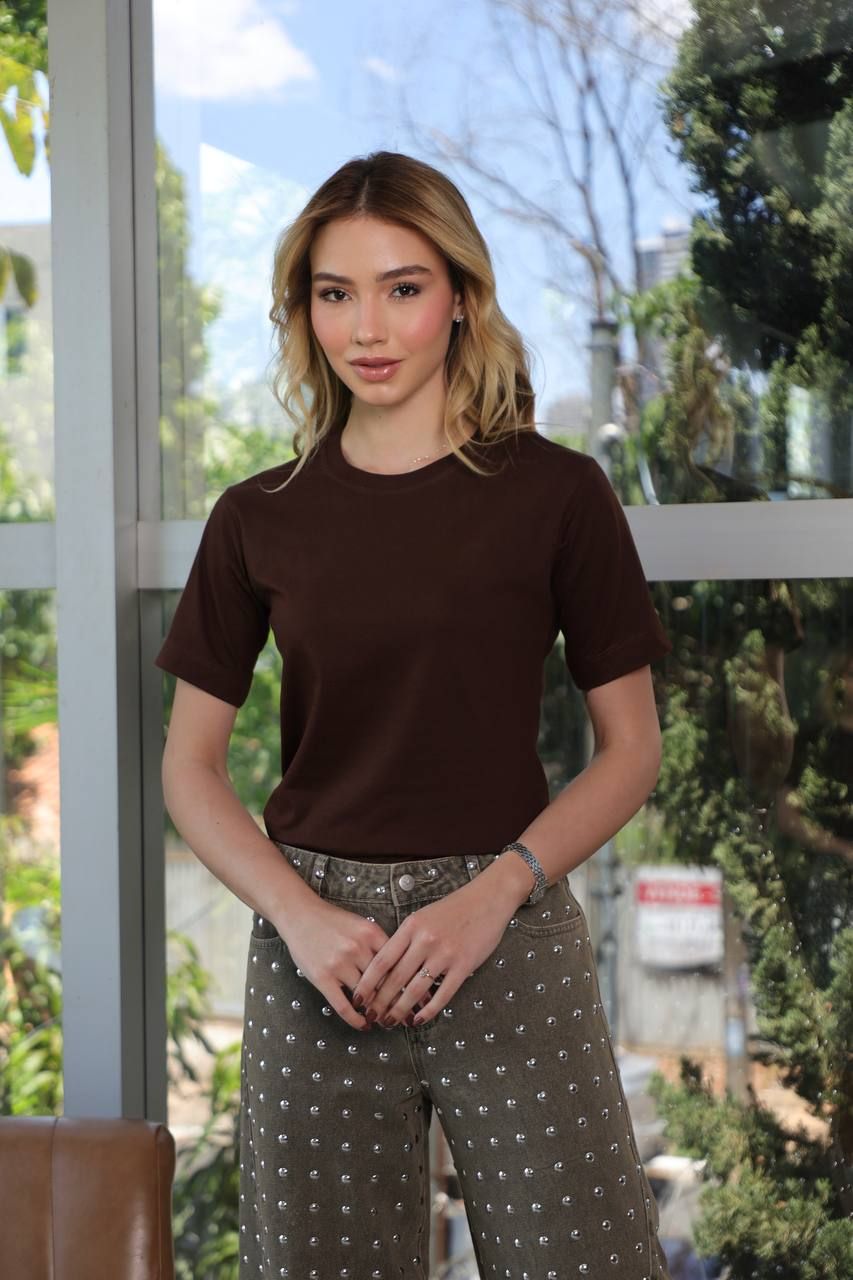 Modelo vestindo t-shirt marrom da Valentt