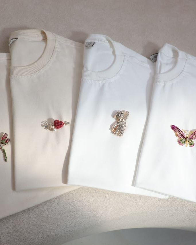 T-shirts lisas com broches de libélula, coração, ursinho, borboleta e abacaxi