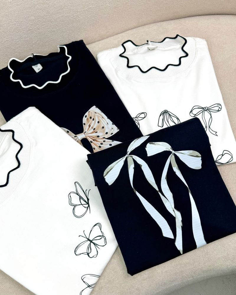 T-shirts preto e branco com gola ondulada e estampas de laço